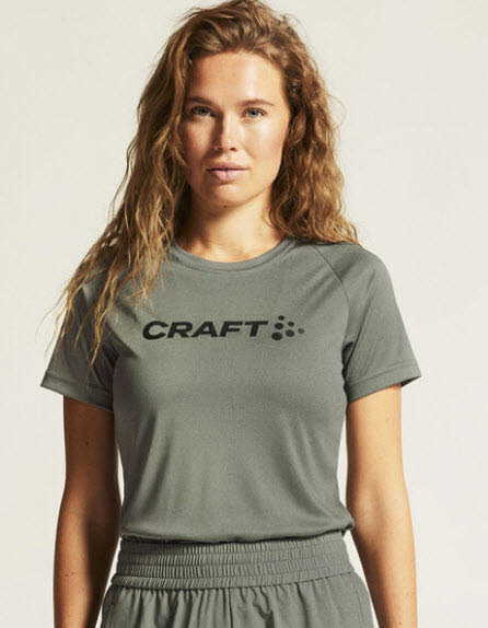 CLIQUE CORE ESSENCE LOGO TEE W